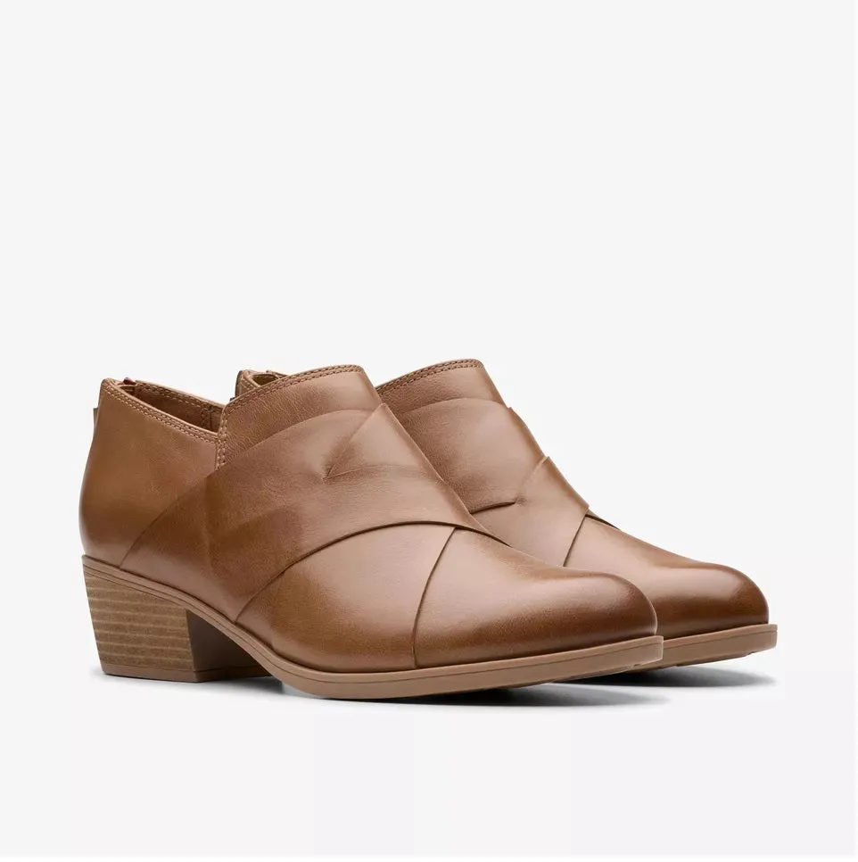 Clarks Women's Charlten Gema Dark Sand Leather 26179569