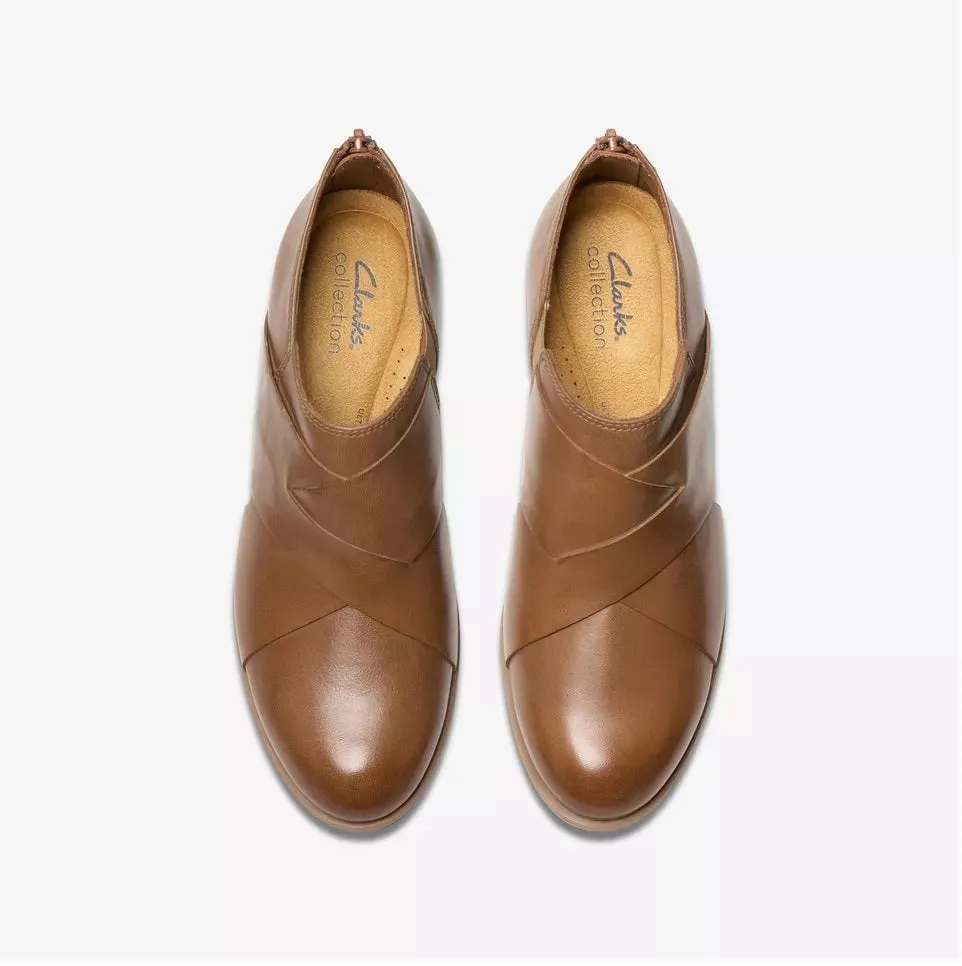 Clarks Women's Charlten Gema Dark Sand Leather 26179569